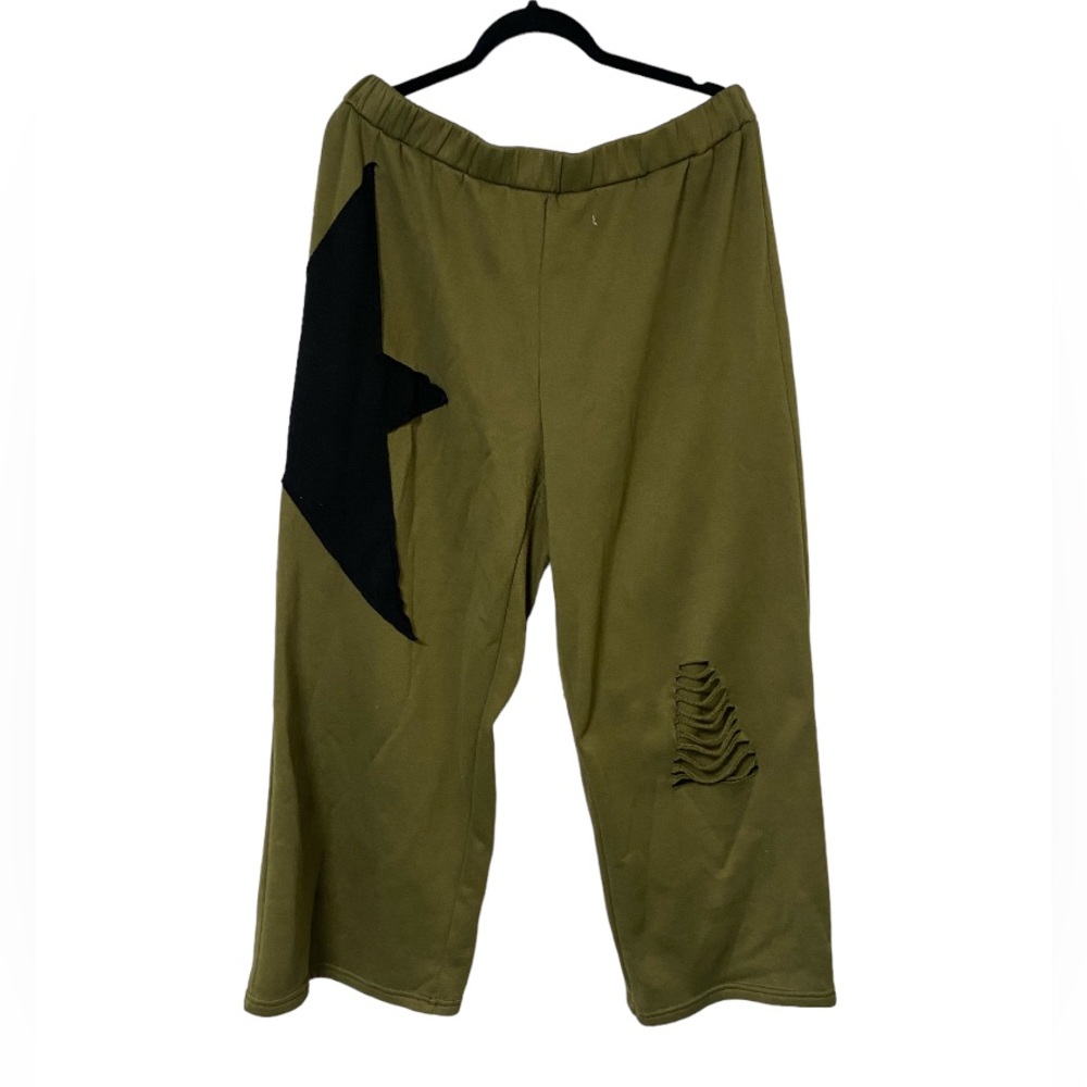 wide-leg star sweatpants. marked 2xl but can fit large-2xl ⭐️